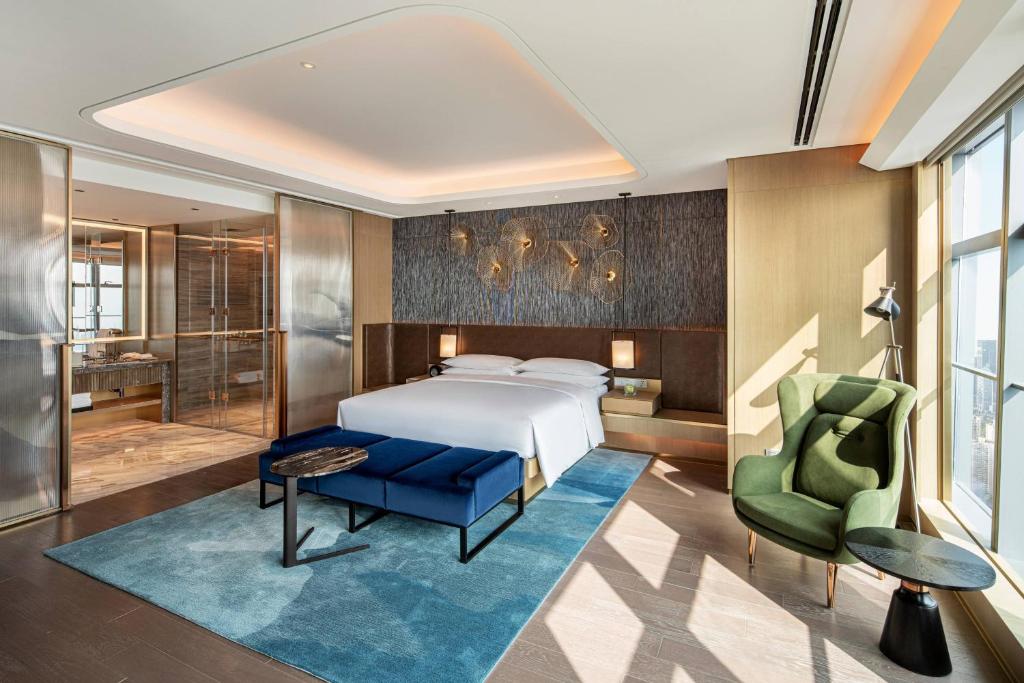 Postel nebo postele na pokoji v ubytování Renaissance Shenzhen Bay Hotel
