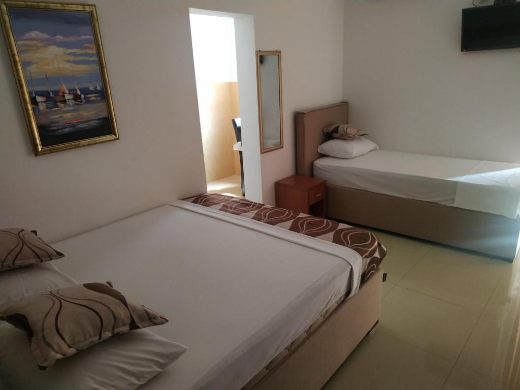 een kamer met 2 bedden en een spiegel bij Villa MyDay in Budva