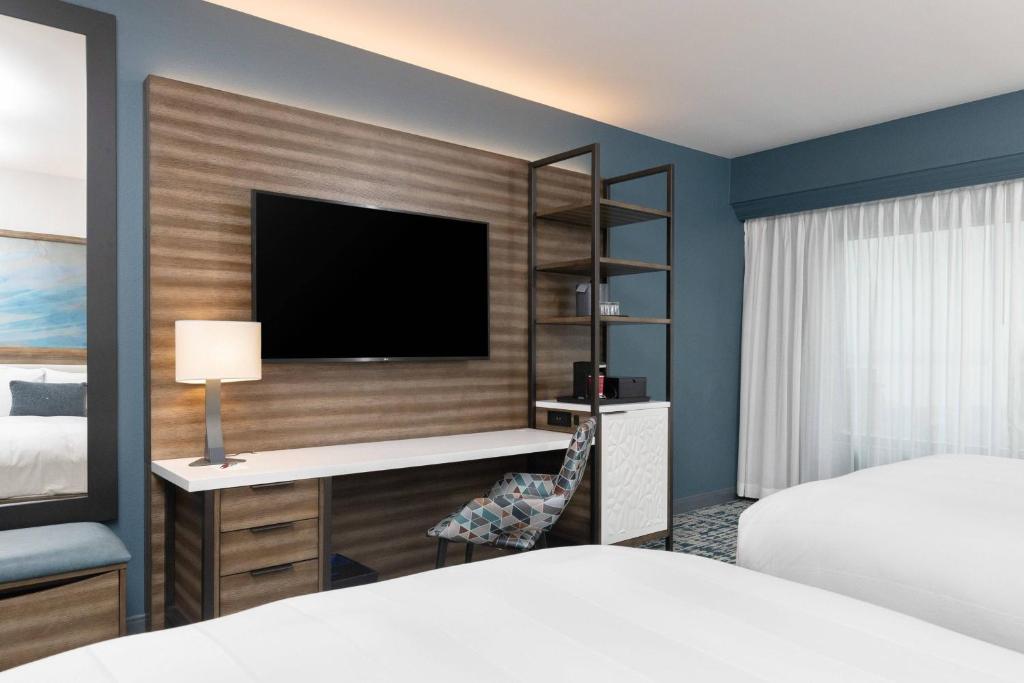 Postel nebo postele na pokoji v ubytování Marriott Anchorage Downtown