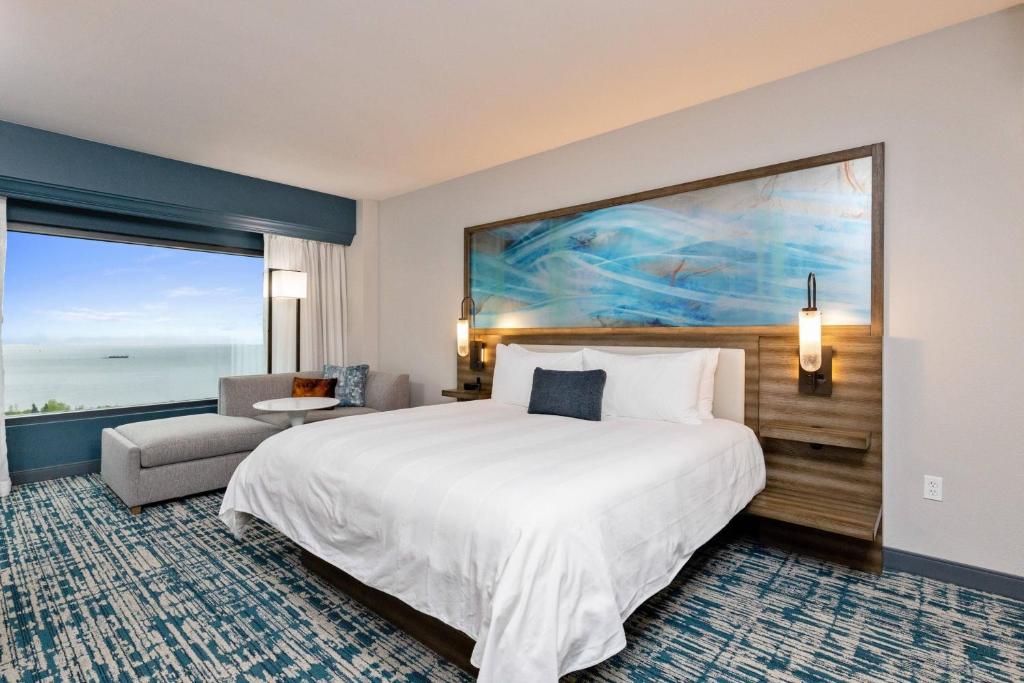 Postel nebo postele na pokoji v ubytování Marriott Anchorage Downtown