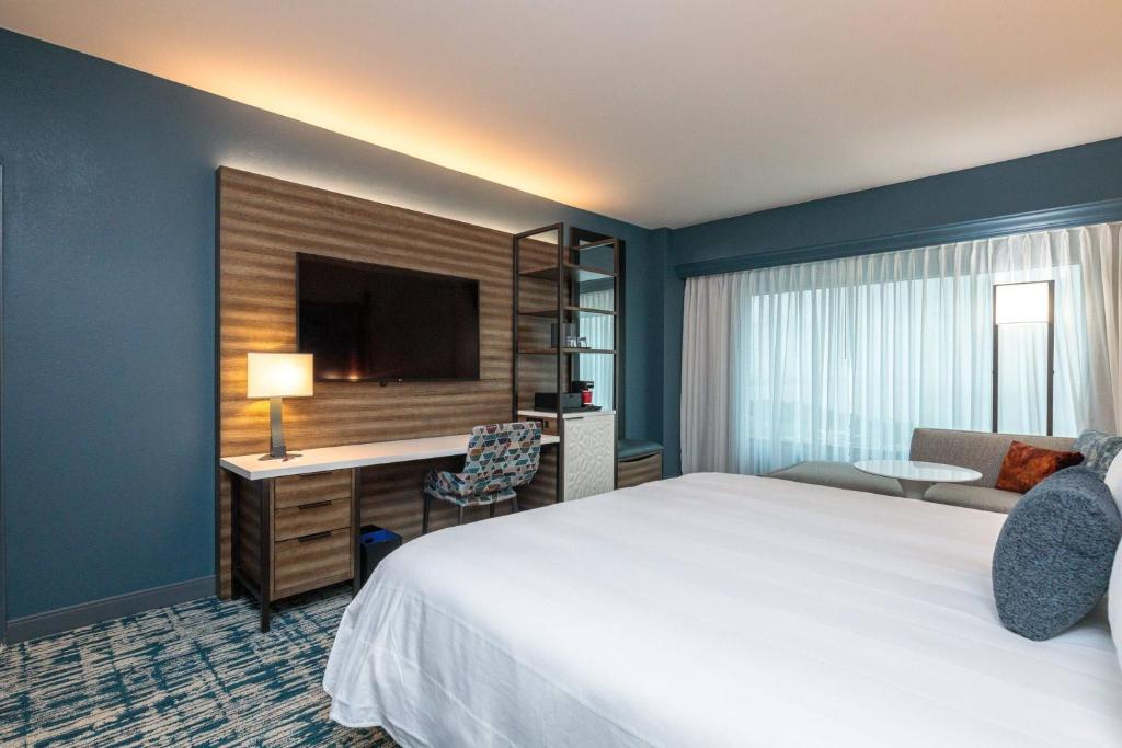 Postel nebo postele na pokoji v ubytování Marriott Anchorage Downtown