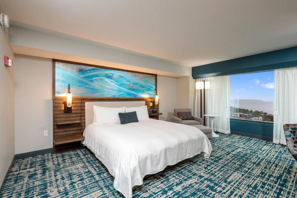 Postel nebo postele na pokoji v ubytování Marriott Anchorage Downtown