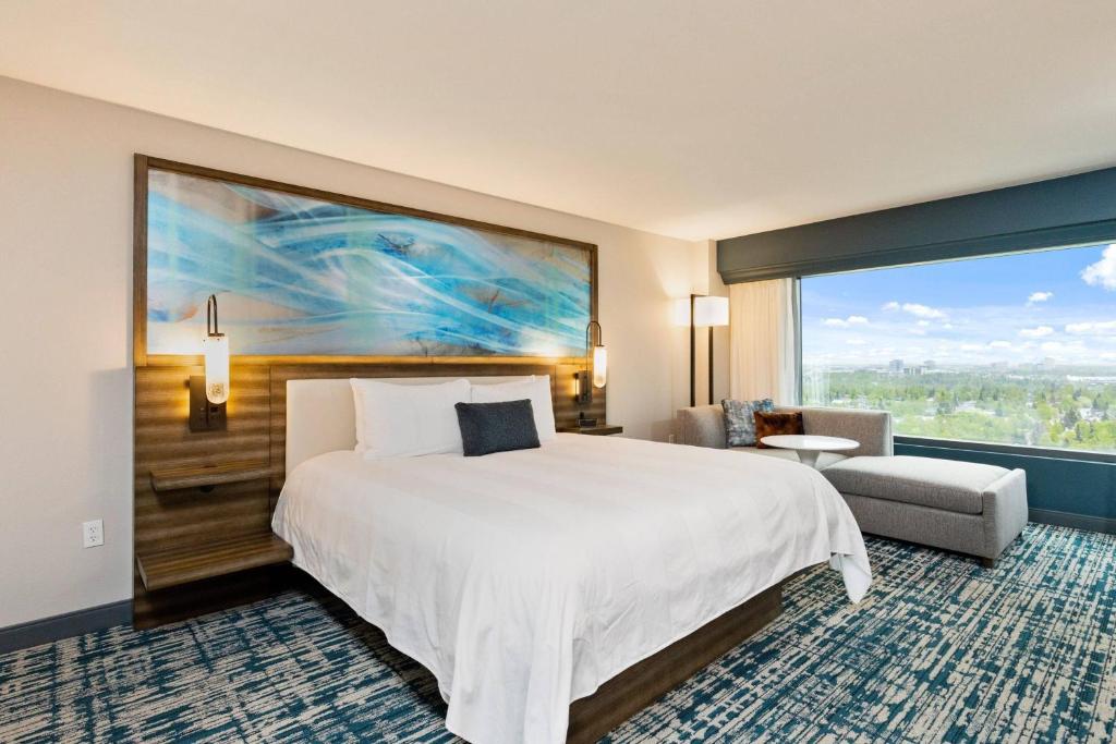 Postel nebo postele na pokoji v ubytování Marriott Anchorage Downtown