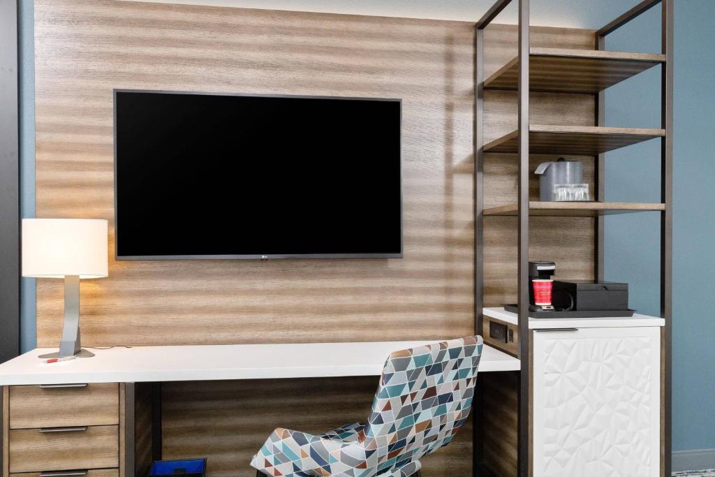 TV a/nebo společenská místnost v ubytování Marriott Anchorage Downtown