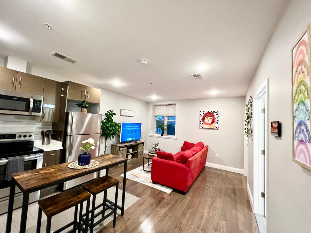 Una cocina y una sala de estar con un sofá rojo. en 304Stunning and comfy 1BDR APT in Center city, en Filadelfia