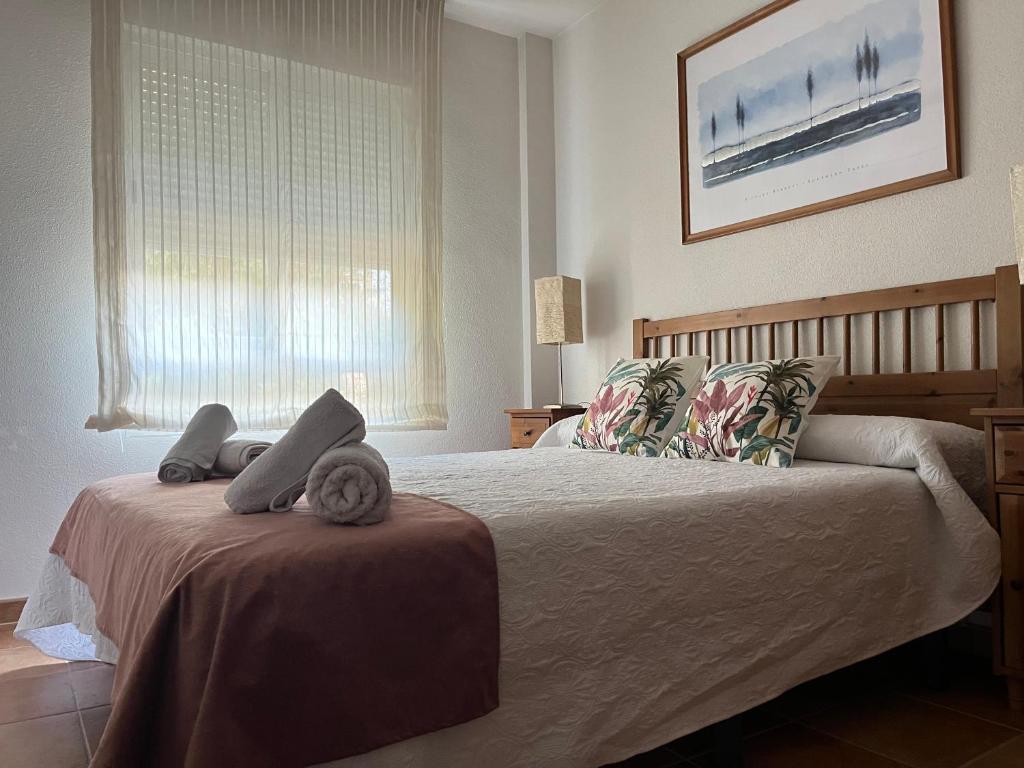 萊魯埃拉的住宿－Balcón de La Iruela，一间卧室配有一张床,上面有两条毛巾