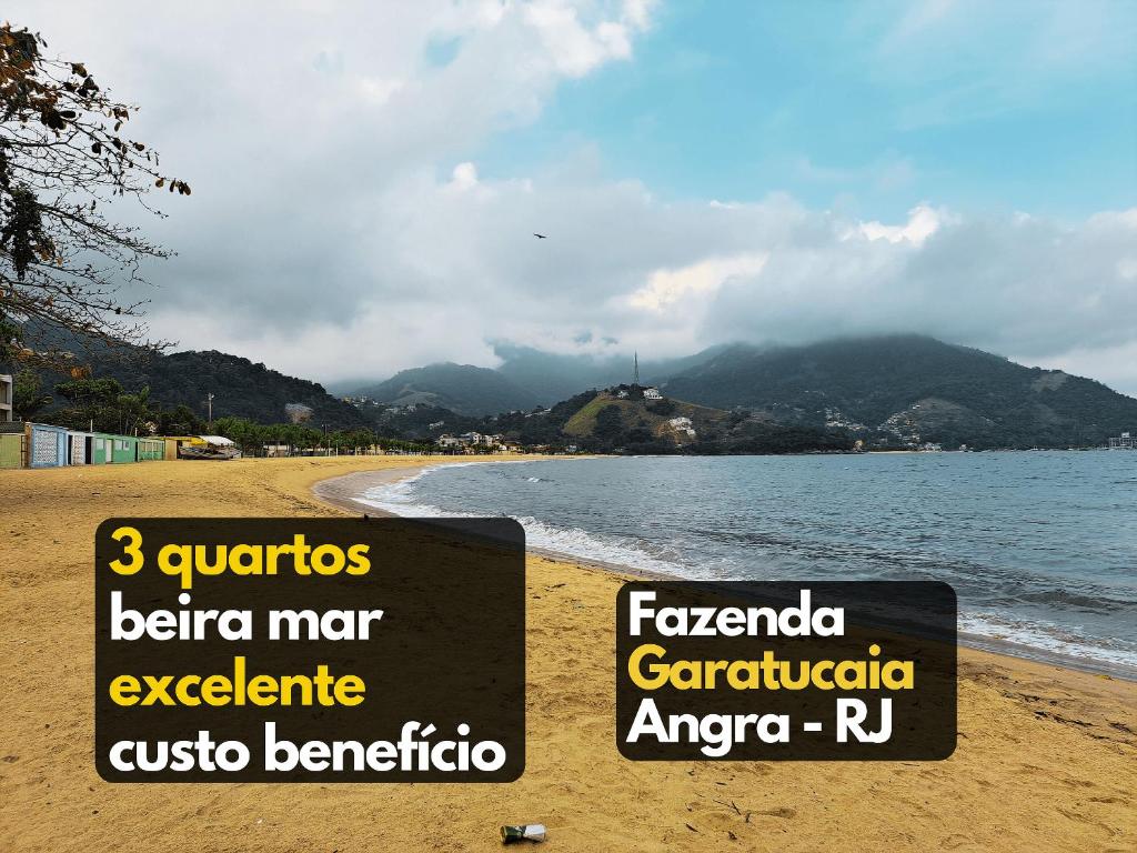 un cartel en una playa junto al agua en 3 Quartos ótimo custo benefício Angra Garatucaia, en Angra dos Reis