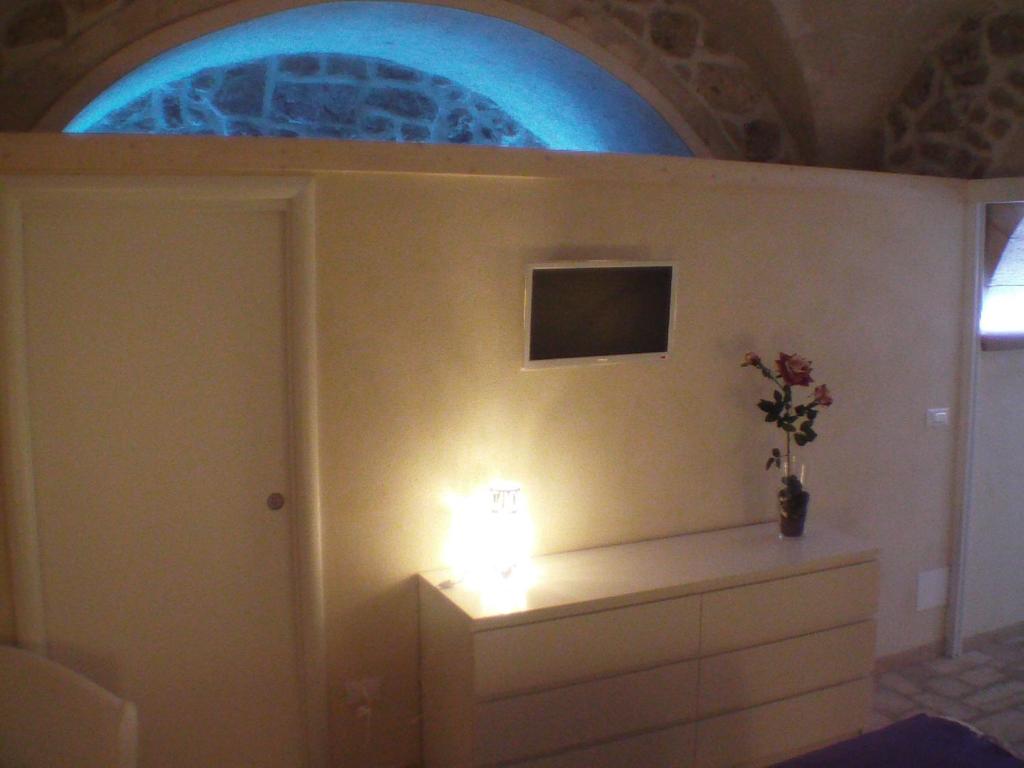 メザーニェにあるLa Grottaのドレッサー付きの部屋