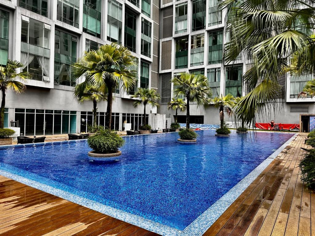 uma grande piscina no meio de um edifício em Soho Suites Klcc By Sweet Home em Kuala Lumpur