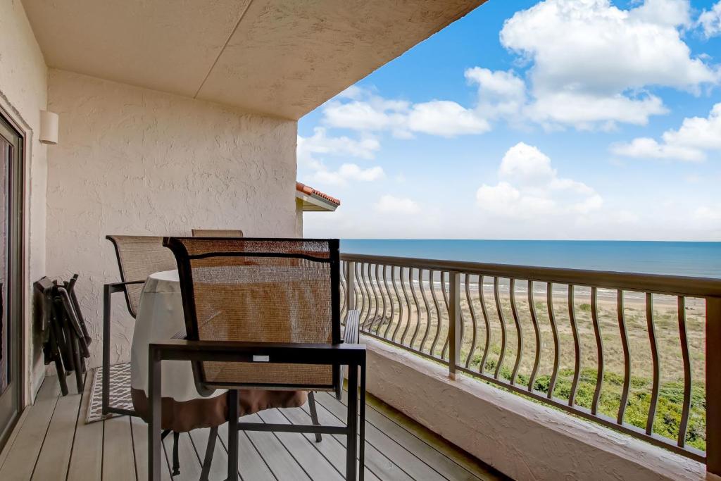 Elle comprend un balcon offrant une vue sur l'océan. dans l'établissement 244 Sandcastles, à Amelia Island