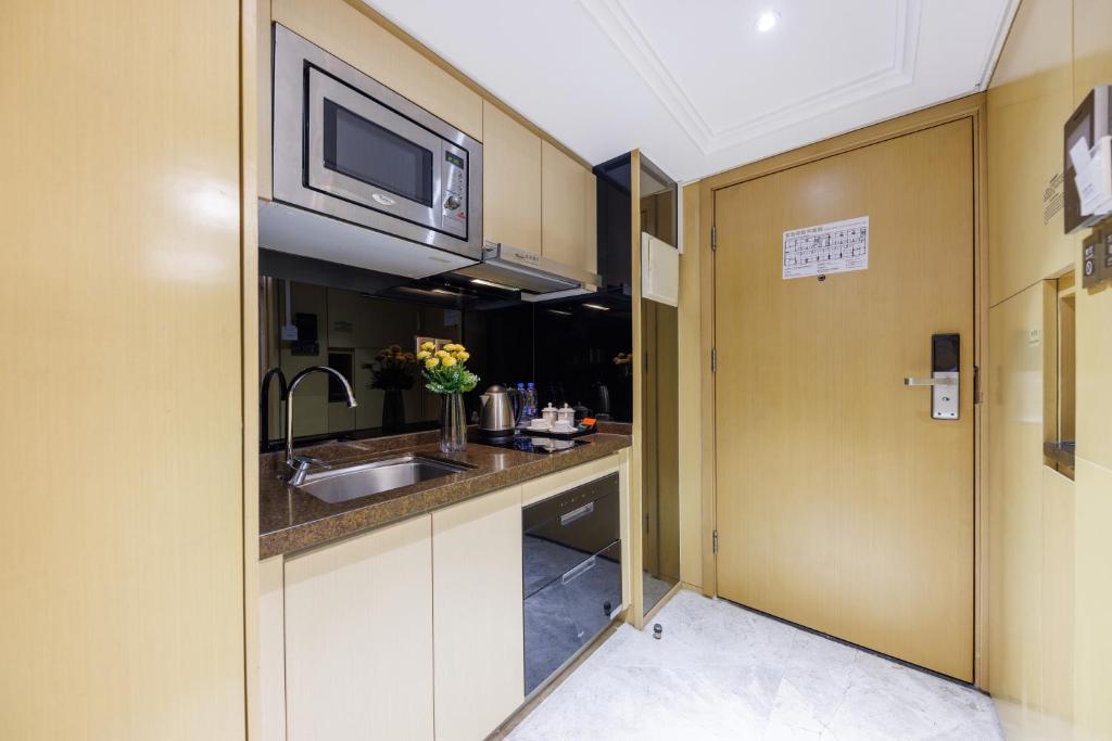 Kuchyň nebo kuchyňský kout v ubytování Argyle WAIFIDEN Baolidian Hotel -Free shuttle bus during Canton Fair