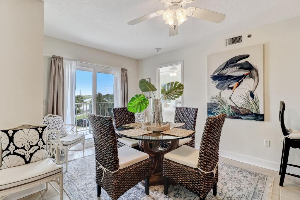 Un comedor con mesa y sillas en 201 Terraces at Beachside, en Amelia Island
