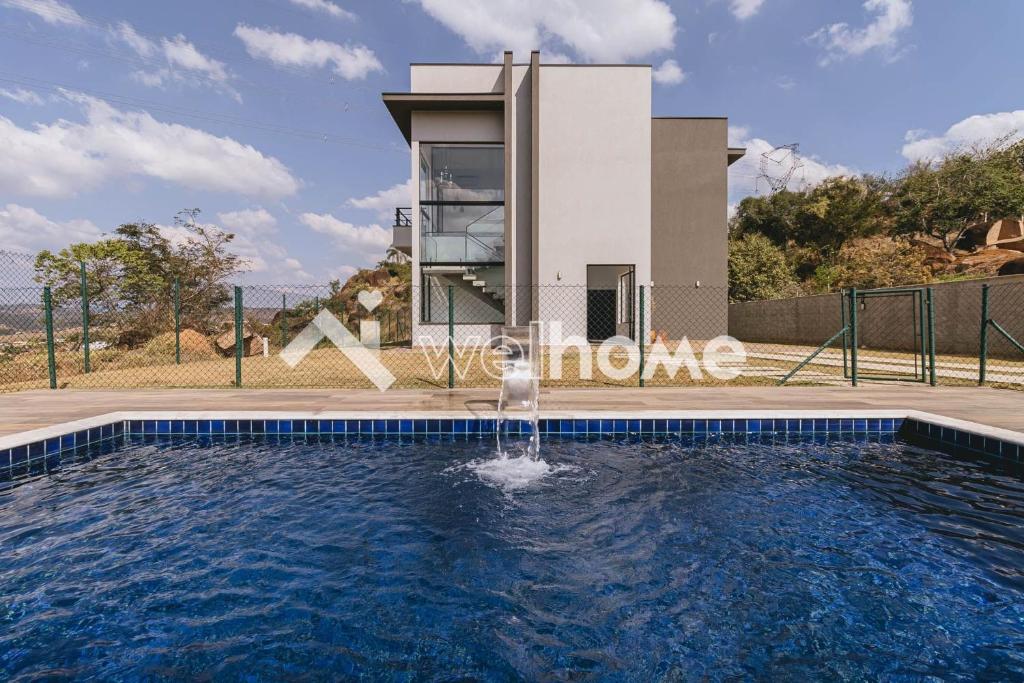The swimming pool at or close to Casa com piscina e churrasqueira com linda vista