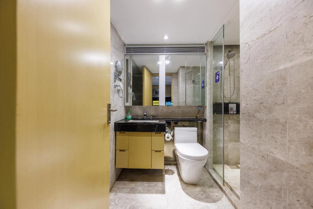 a bathroom with a toilet and a sink at Guangzhou Baolidian Wei fu dun Hotel Guang Zhou tower Zhujiang Xincheng Branch Kitchen Big Refrigerator Balcony Washing Machine in Guangzhou
