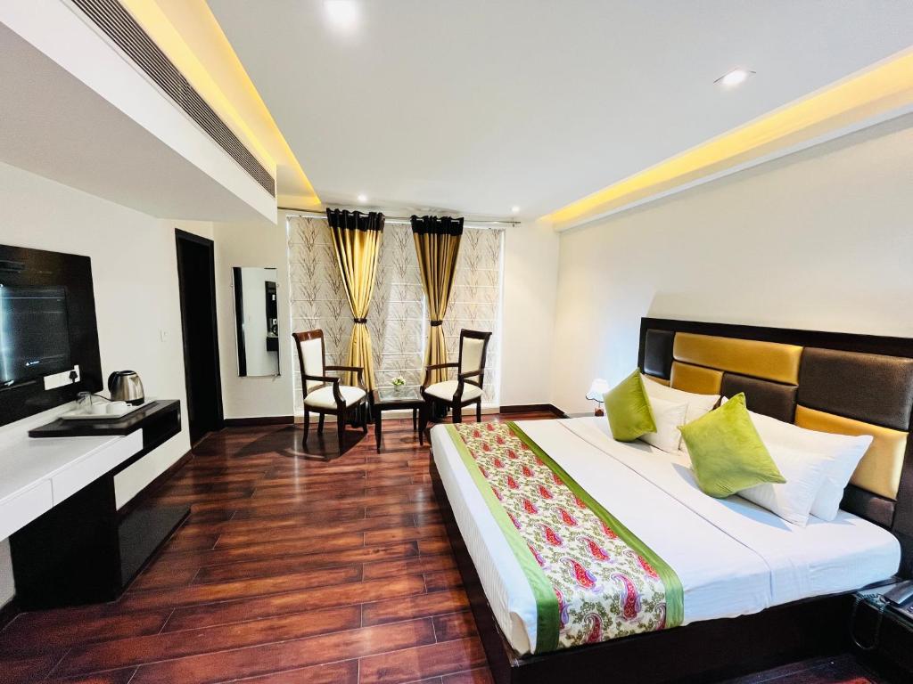 Hotel Aura IP Grand Karkardooma Metro Station New Delhi Couple friendly, NeuDelhi