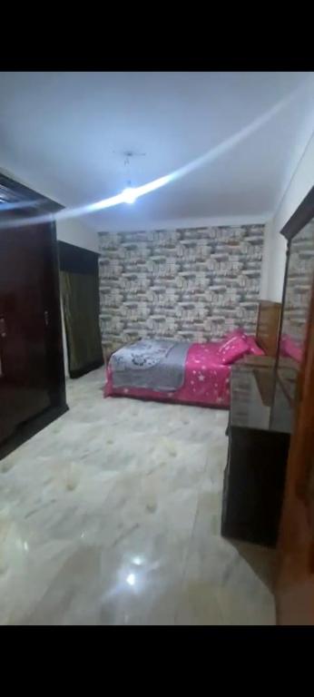 um quarto com uma cama e uma parede de pedra em شقة مفروشة ميامي em Alexandria