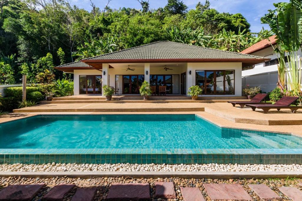 una piscina frente a una casa en Aster Pool Villa, en Rawai Beach