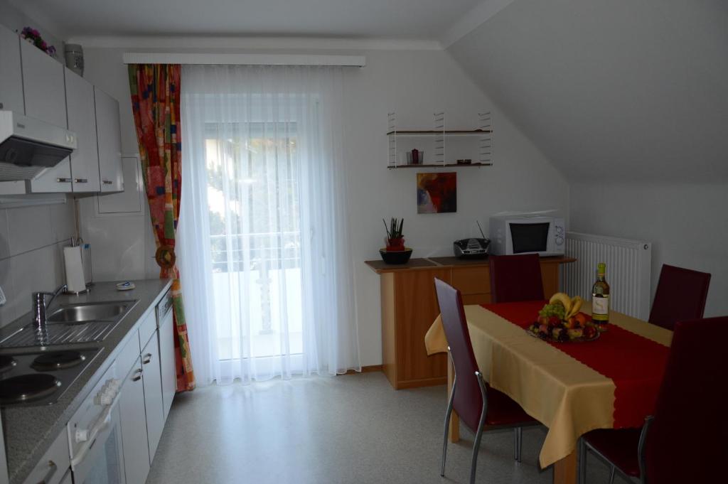 A kitchen or kitchenette at Haus Thon