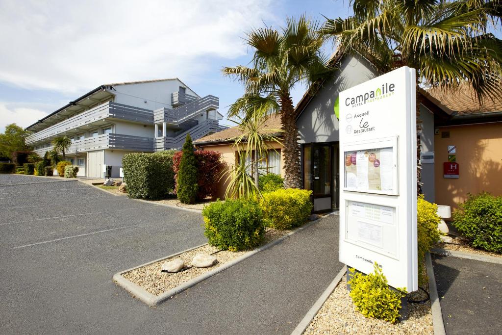 a sign in a parking lot in front of a building at Campanile Béziers A9/A75 in Béziers