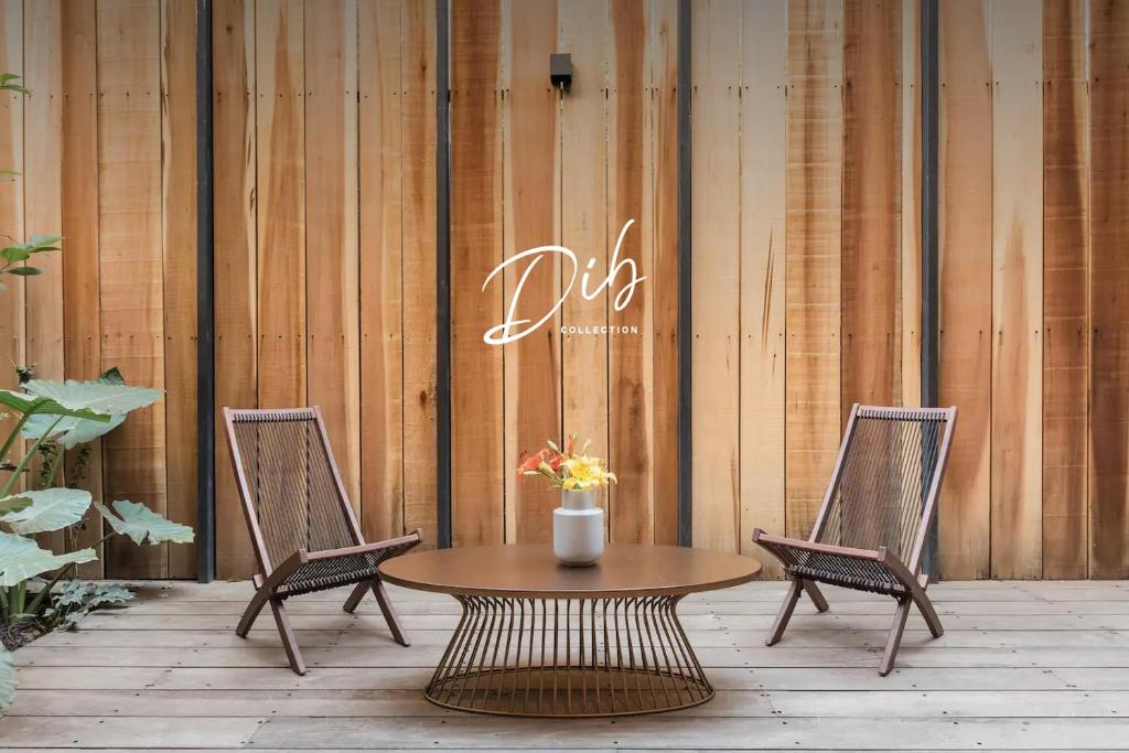 Una mesa y dos sillas con una mesa y un cartel. en DIB Collection, en Ciudad de México