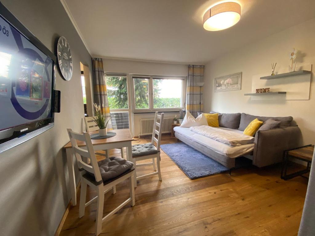 ein Wohnzimmer mit einem Sofa und einem Tisch in der Unterkunft Apartment am See in Zell am See