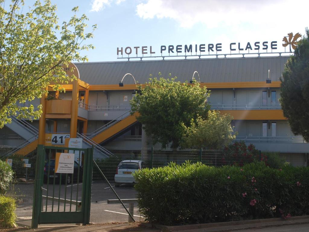 a hotel with a sign that reads hotel performance classes at Premiere Classe Beziers in Béziers