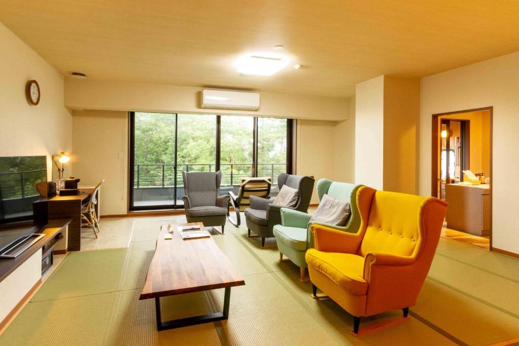 uma grande sala de estar com cadeiras e uma mesa em Kajitsu no mori - Vacation STAY 53784v em Ichinoseki