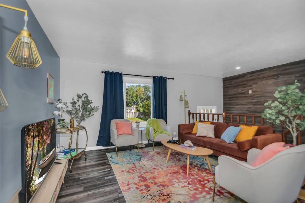 ein Wohnzimmer mit einem Sofa und einem TV in der Unterkunft Game Room - Firepit - V-ball -10 min to Notre Dame in South Bend