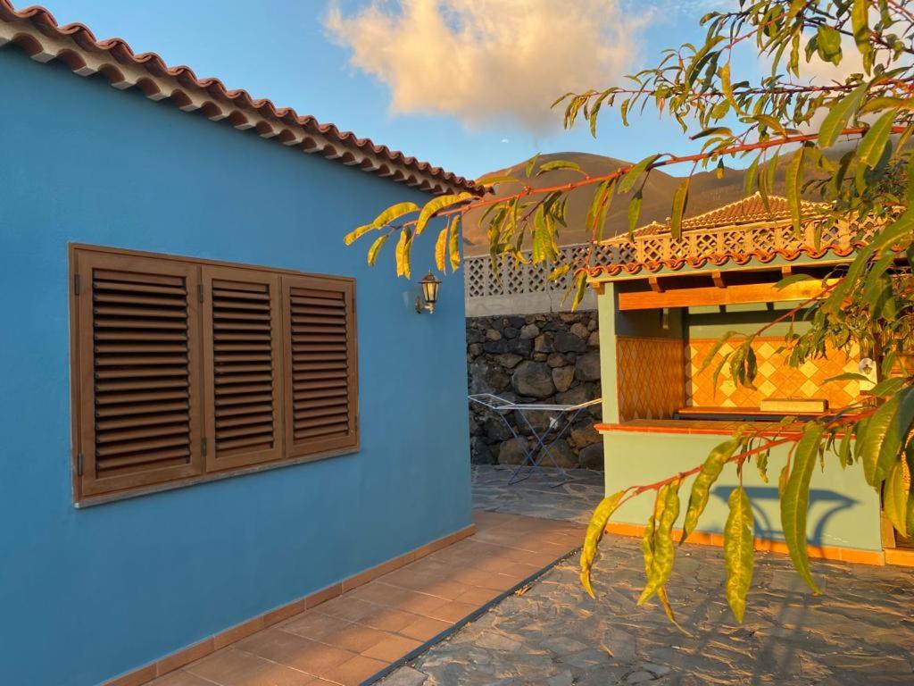 艾爾帕索的住宿－Mirador Azul，蓝色的房子,有窗户和墙壁