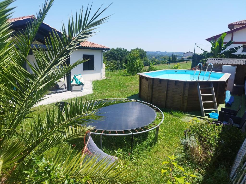 a backyard with a pool and a hot tub at Chambre chez l'habitant, lit 160x200 in Ustaritz