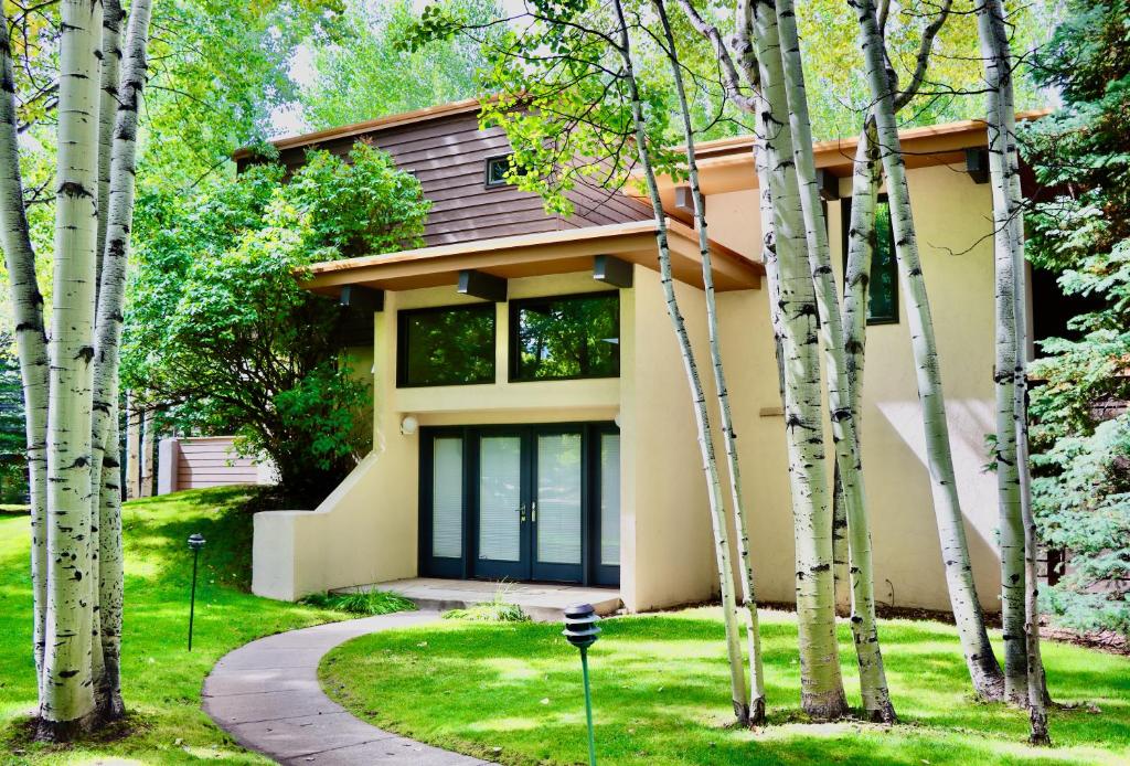 una casa con un sentiero che la porta di Aspen West End Sanctuary 4878 sf. ad Aspen