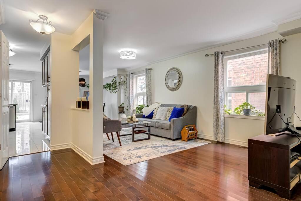 Ruang duduk di Luxury Home In Castlemore Brampton