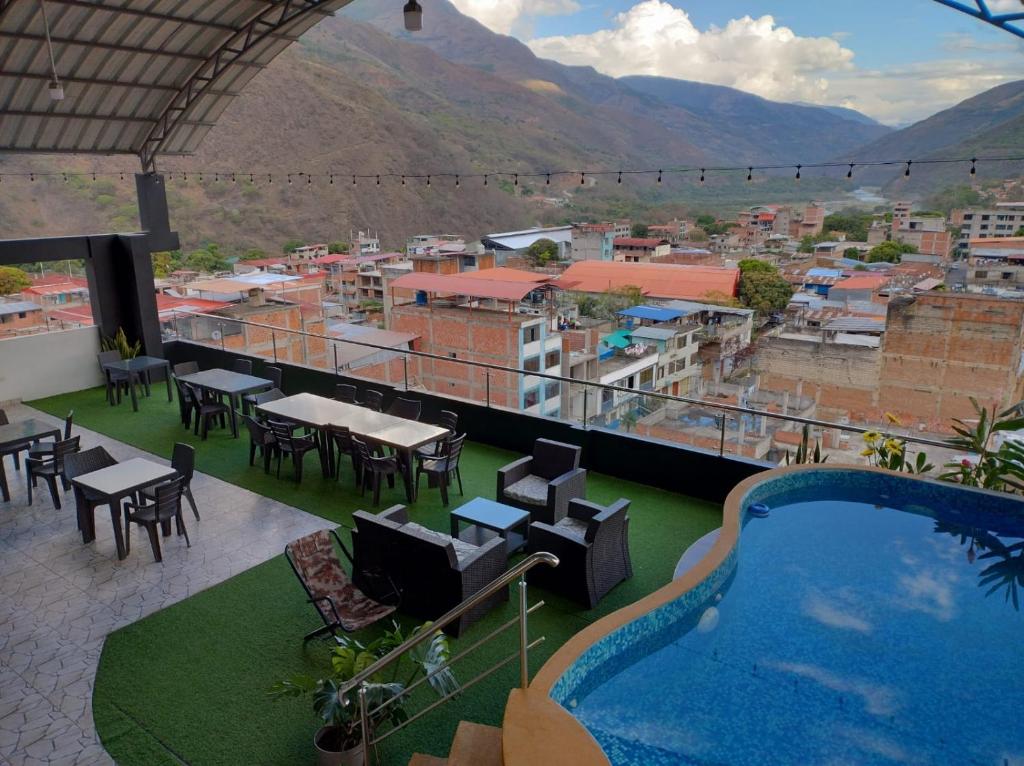 uma varanda com piscina e vista para a cidade em Hotel Burj Khalifa em Quillabamba