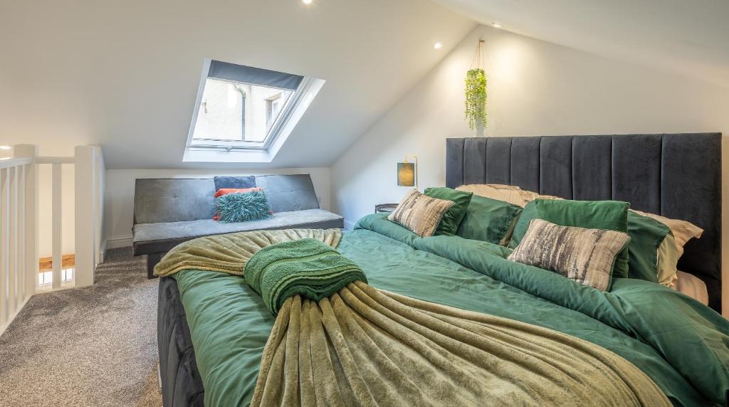 Postel nebo postele na pokoji v ubytování Wee Toad Hole Heart of Kendal - Cottage sleeps 4-6 - Dogs Welcome