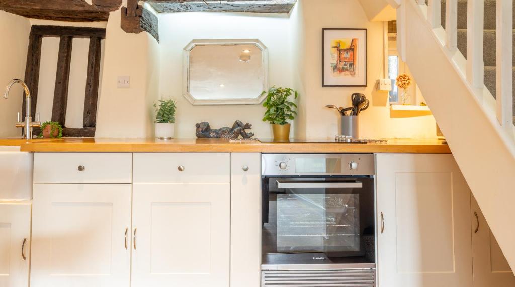 Kuchyň nebo kuchyňský kout v ubytování Wee Toad Hole Heart of Kendal - Cottage sleeps 4-6 - Dogs Welcome