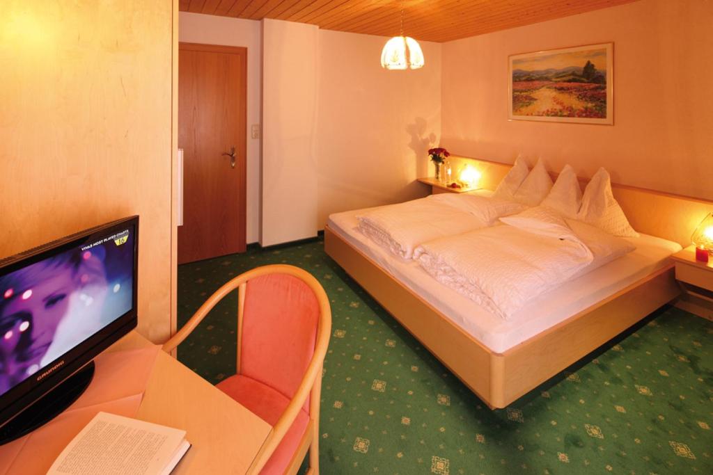 Postel nebo postele na pokoji v ubytování Hotel Sonnalpen