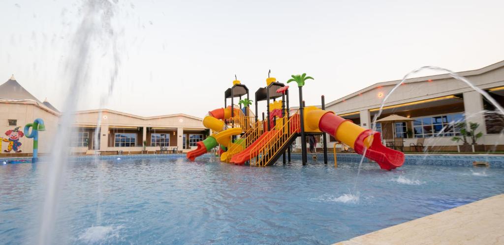 una piscina con scivolo d'acqua di منتجعات السالمية a Rafha