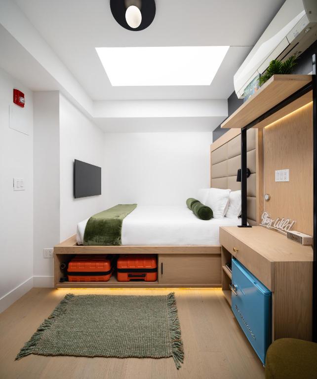 Postel nebo postele na pokoji v ubytování Little Charlie Hotel