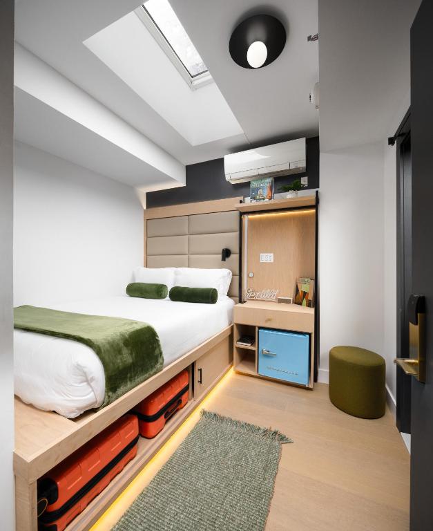 Postel nebo postele na pokoji v ubytování Little Charlie Hotel