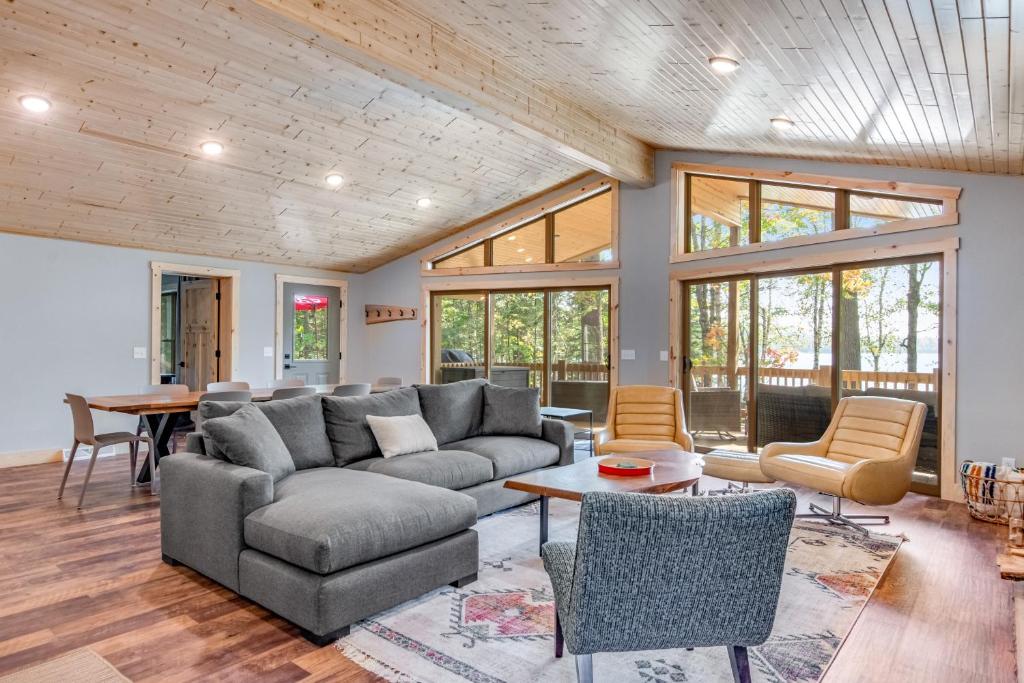 Anvil Lake Lodge في إيغل ريفير: غرفة معيشة مع أريكة وطاولة