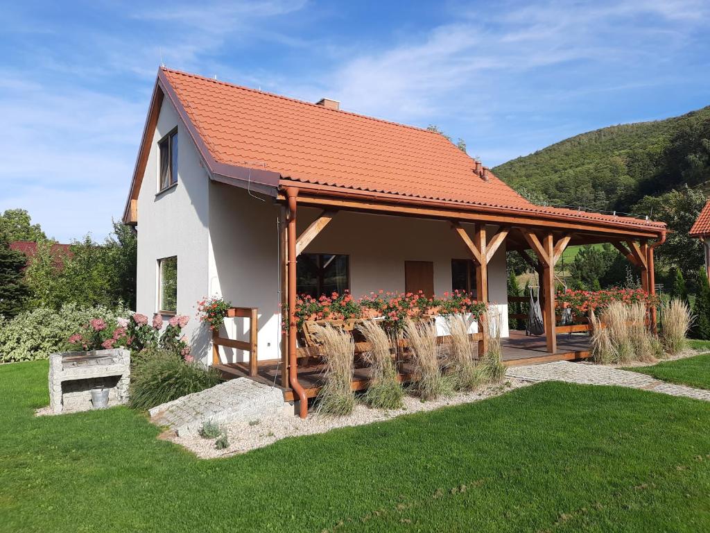 a house with a gazebo in a yard at Domek Chmielnik in Pieszyce