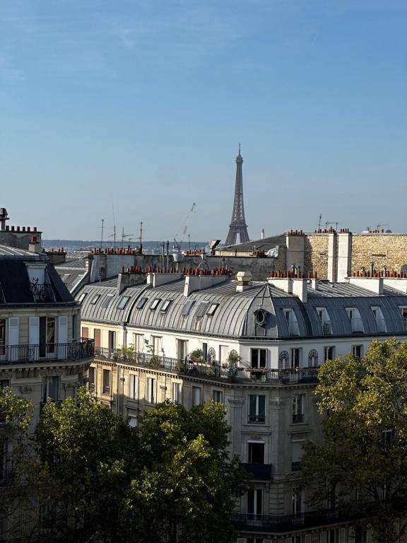 - une vue sur un bâtiment avec la tour Eiffel dans l'établissement Luxury flat - Paris - Eiffel Tower - 2 rooms, à Paris