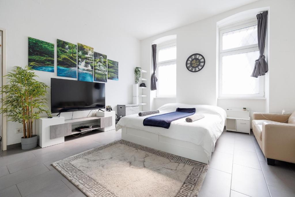 ウィーンにあるModern City Apartment in Viennaの白いリビングルーム(ベッド1台、テレビ付)