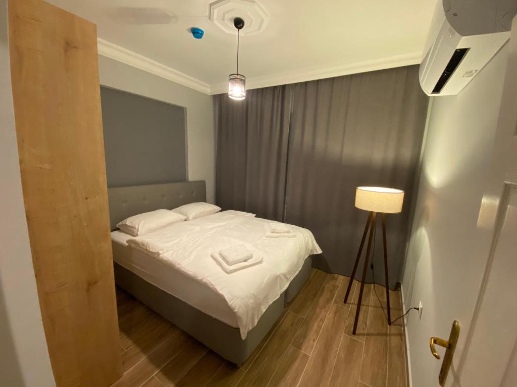 - une petite chambre avec un lit et une lampe dans l'établissement Lara's Suite Antalya 10, à Antalya