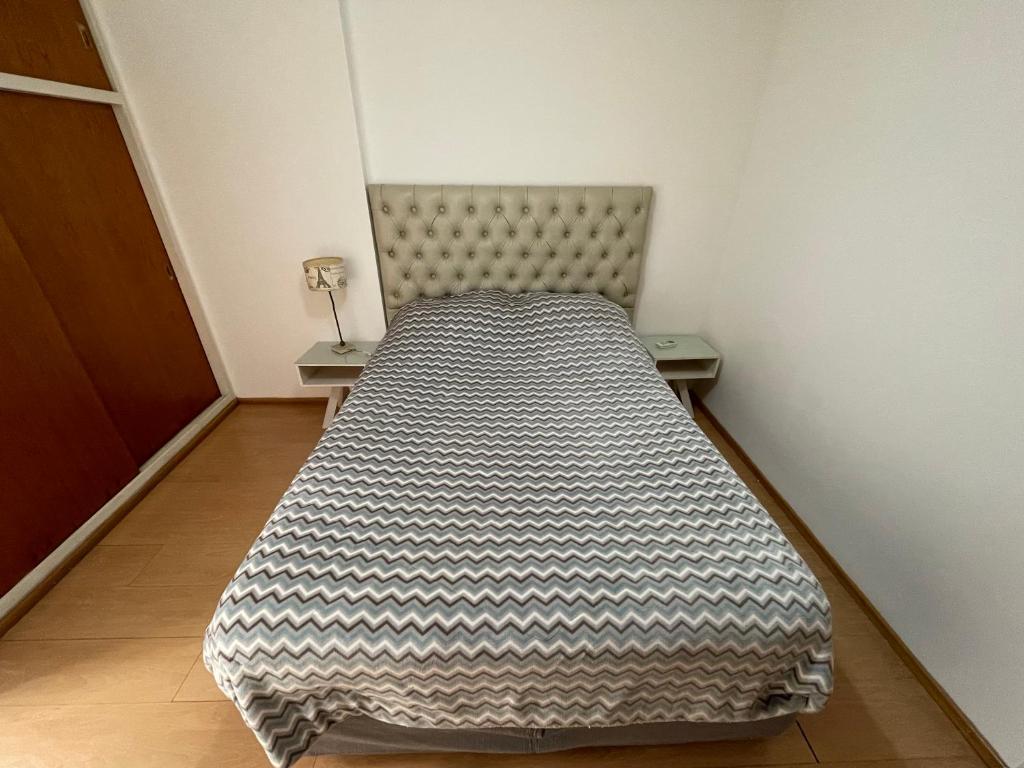 Una cama o camas en una habitación de DEPARTAMENTO EN EL CORAZÓN DE NUEVA CÓRDOBA