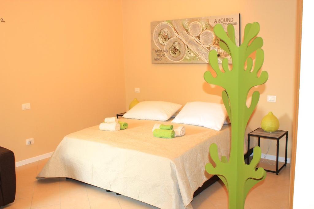 um quarto com uma cama com dois bichos de peluche em Residenza La Vecchia Vigna em Verona