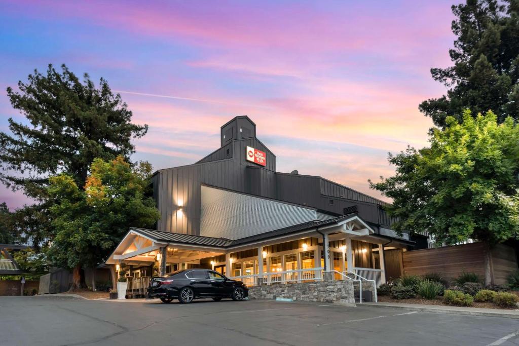 Un coche negro aparcado delante de un edificio en Best Western Plus Inn at the Vines, en Napa