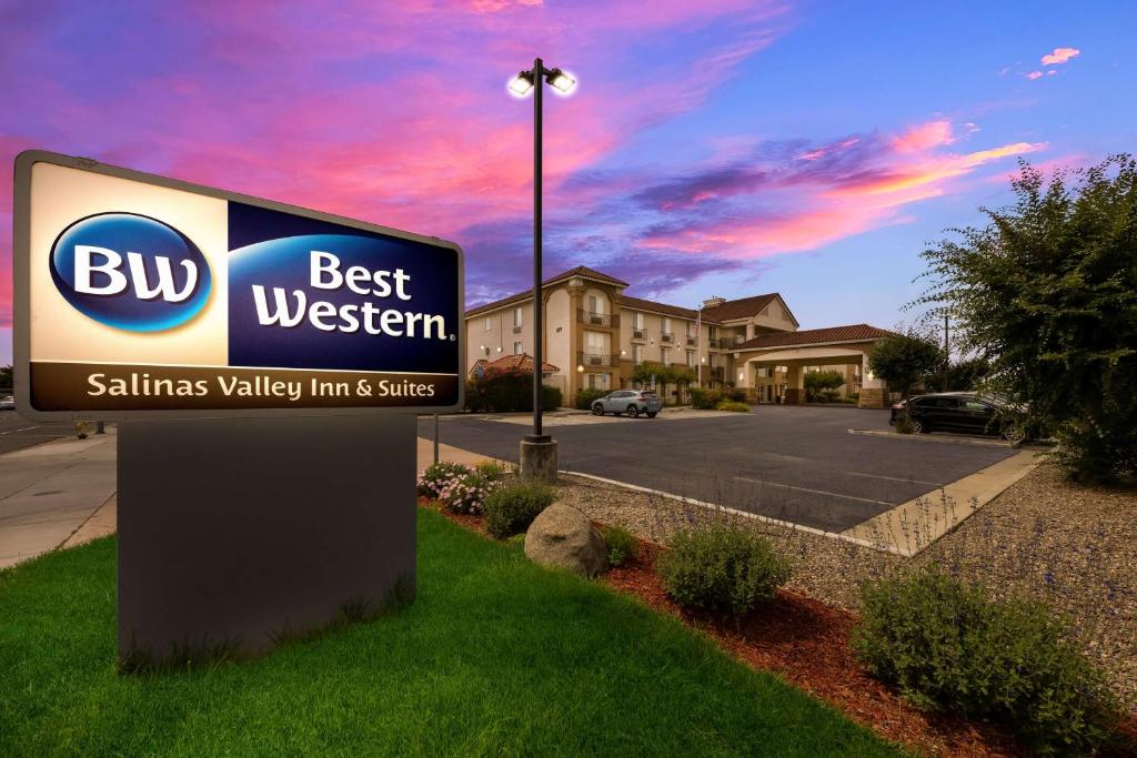 um sinal para uma estalagem e suites com villas do melhor oeste em Best Western Salinas Valley Inn & Suites em Salinas