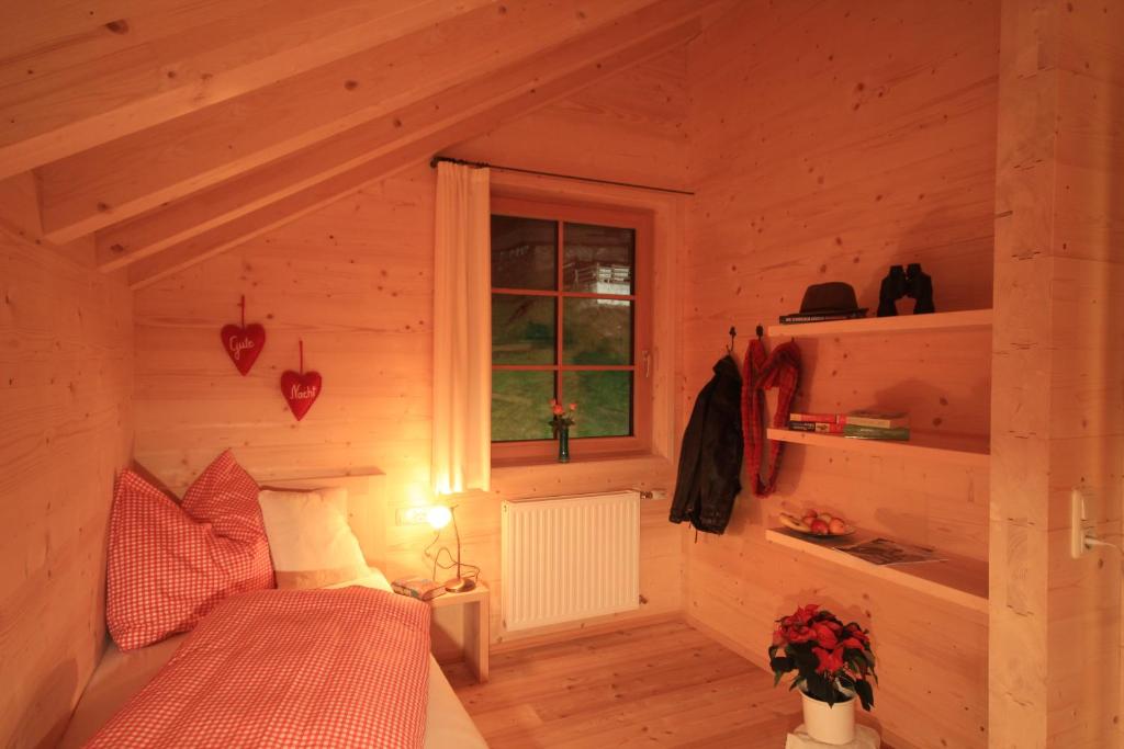 Postel nebo postele na pokoji v ubytování Feriendorf Walserland