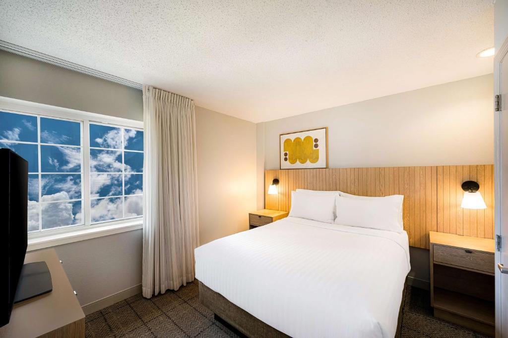 Postel nebo postele na pokoji v ubytování Sonesta Simply Suites Jersey City